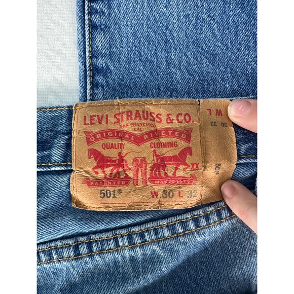 Levi's 501 Men's sz 30x32 Medium Wash Straight Cut Jeans Classic 4 Button - Picture 4 of 7